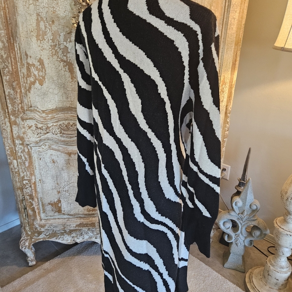 Black and White Zebra Print Women's Sweater XL - Picture 9 of 9